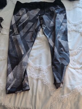 Geometric Gray & Black Active Leggings